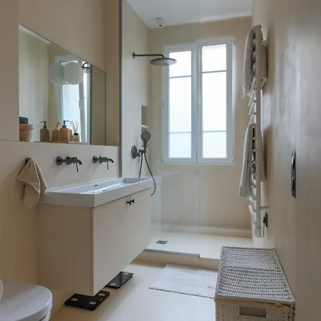Elegance And Refinement Close To Sacre Coeur * Parigi