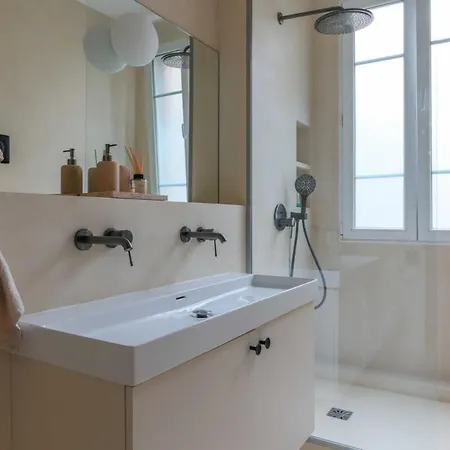 Elegance And Refinement Close To Sacre Coeur Appartamento Parigi